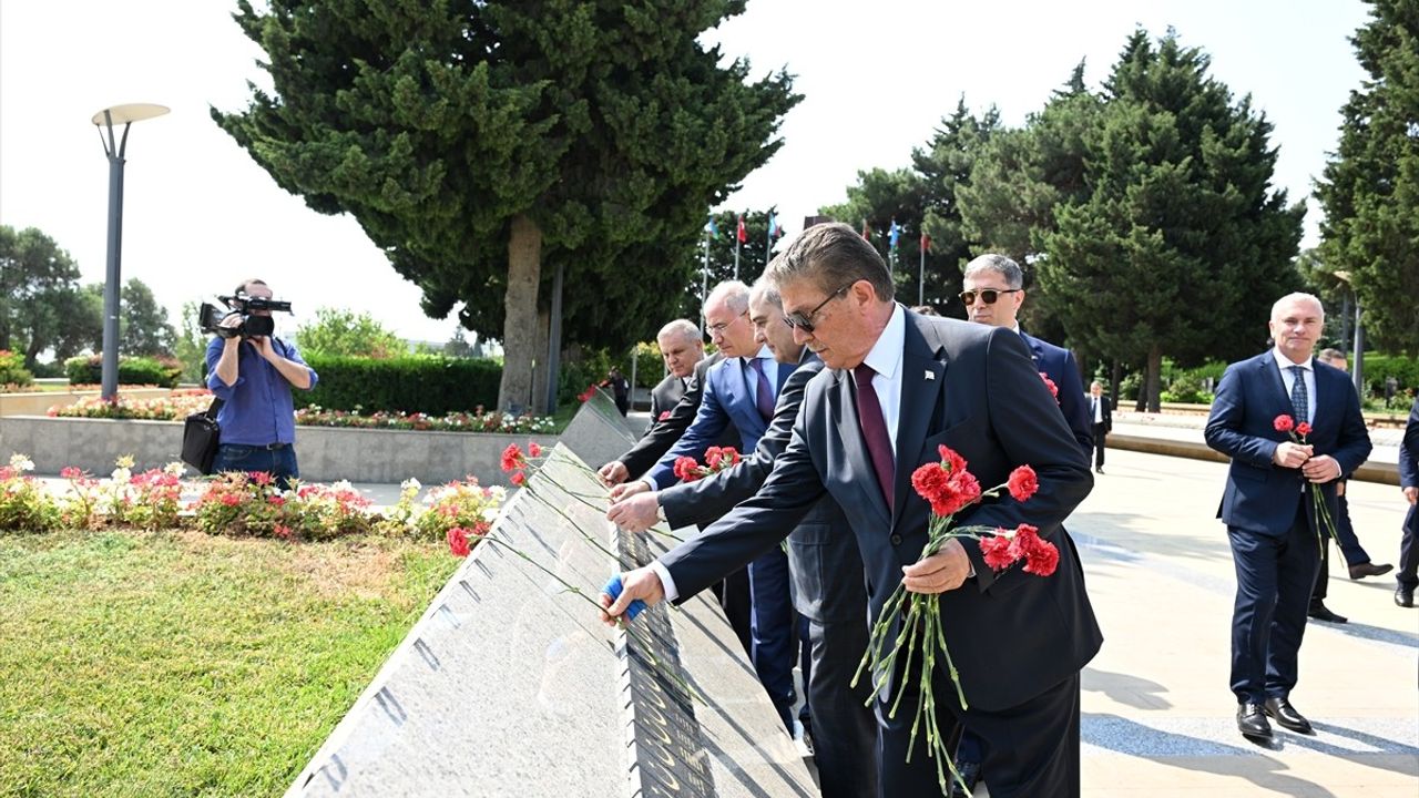 AK Parti Heyeti Bakü'de Şehitlikleri Andı