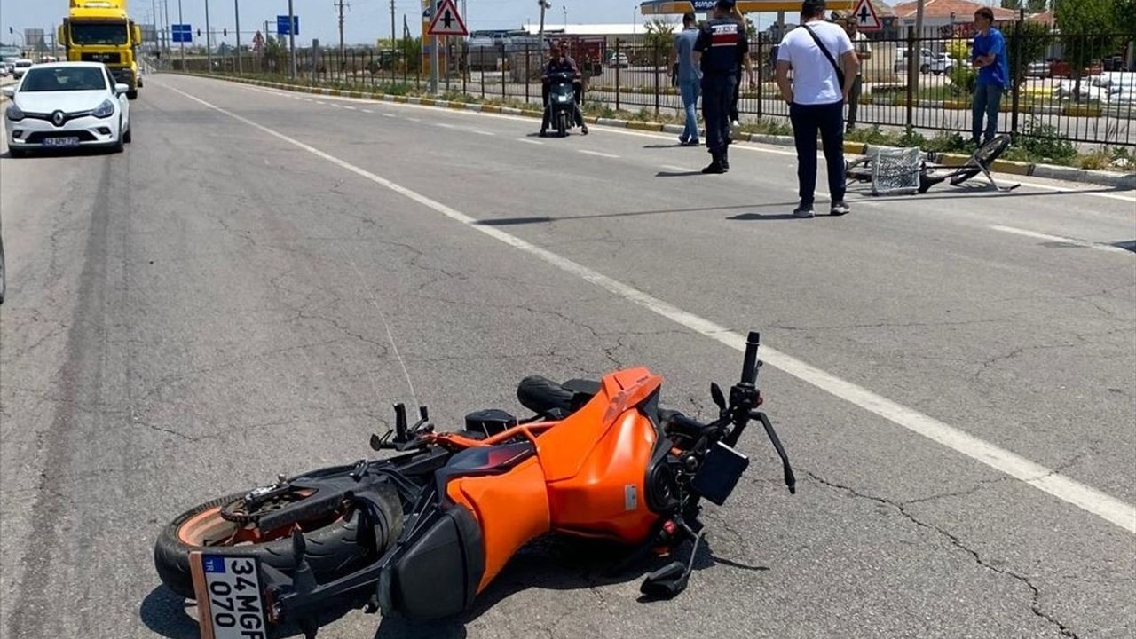 Aksaray'da Motosiklet Kazasıyla Bisikletli Yaralandı