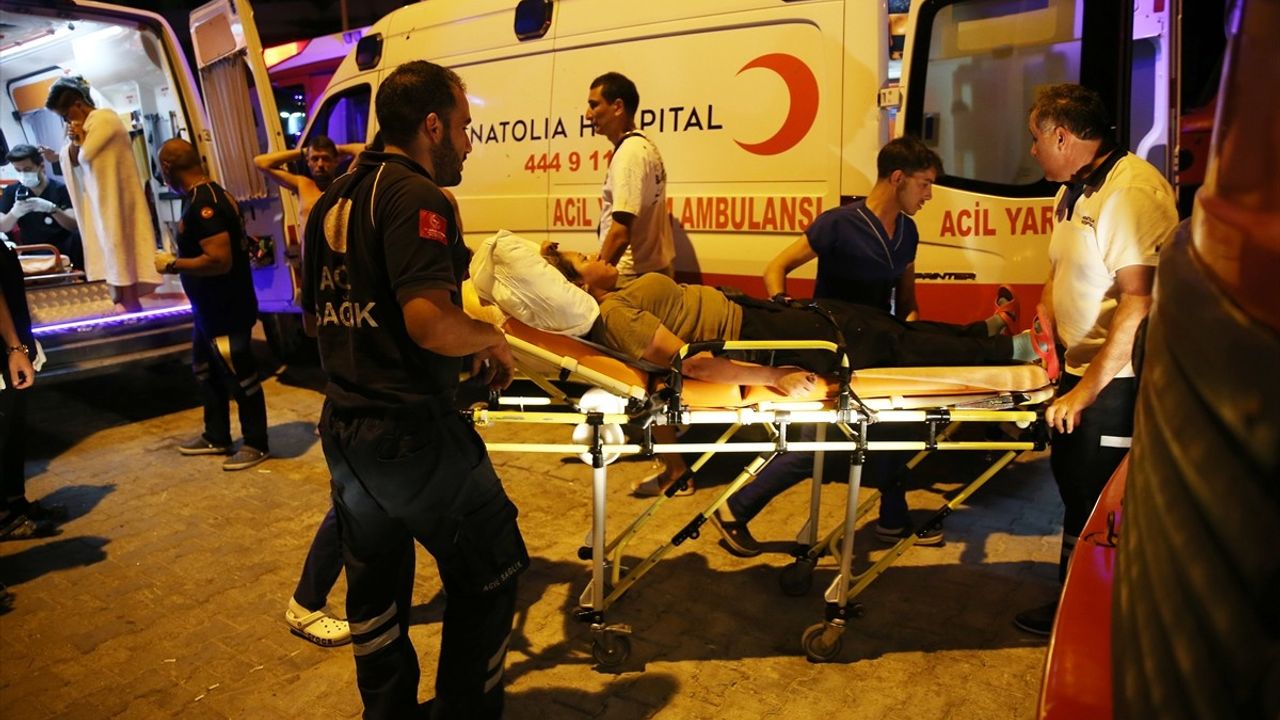 Alanya'daki Otelde Yangın: İki Kişi Hastaneye Kaldırıldı