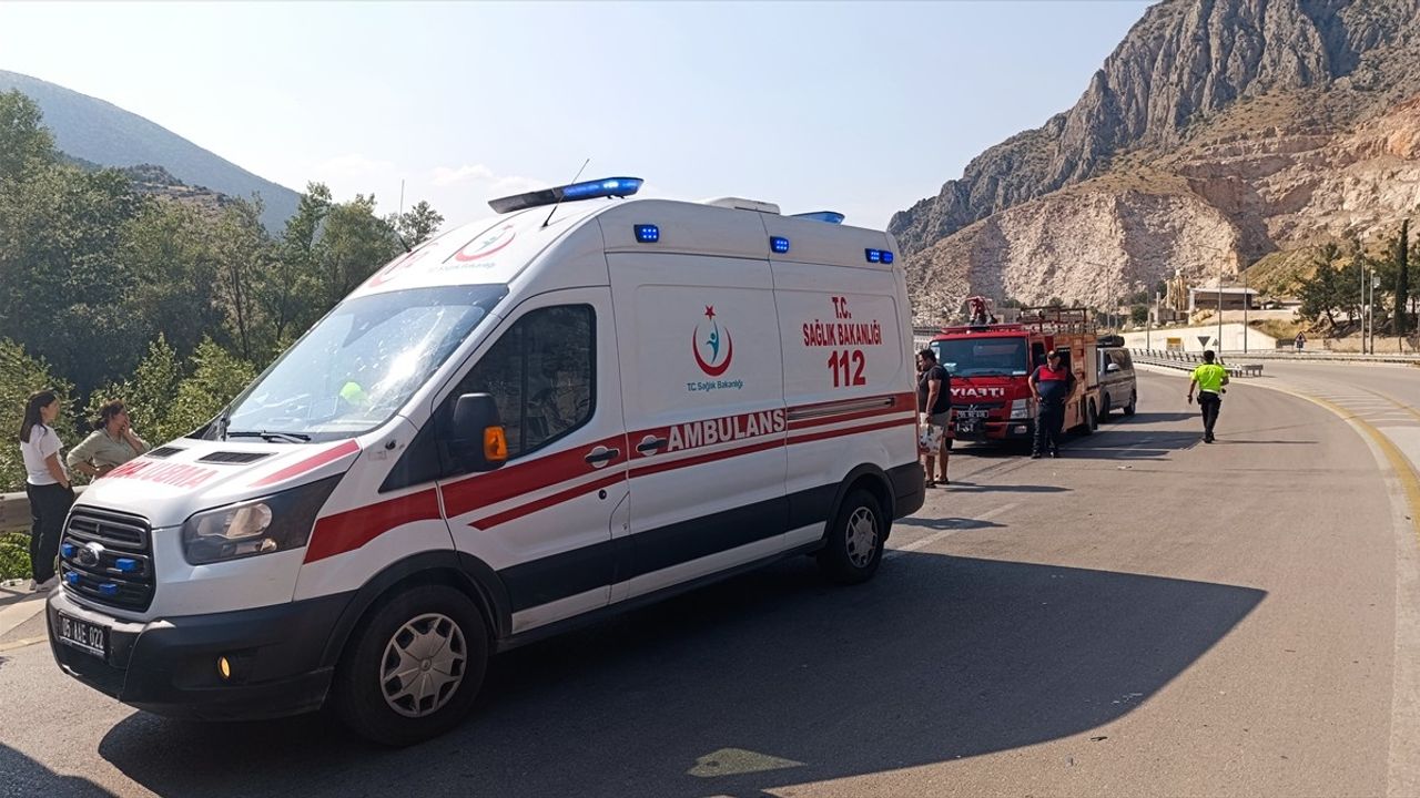 Amasya'da Kaza: Otomobil Bariyere Çarptı, 4 Yaralı