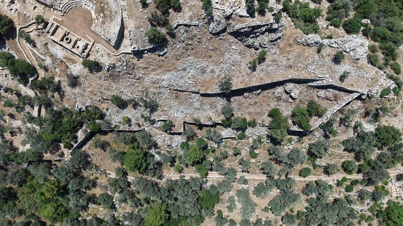 Amos Antik Kenti Tiyatrosu'nda Çevre Düzenlemesi Tamamlandı