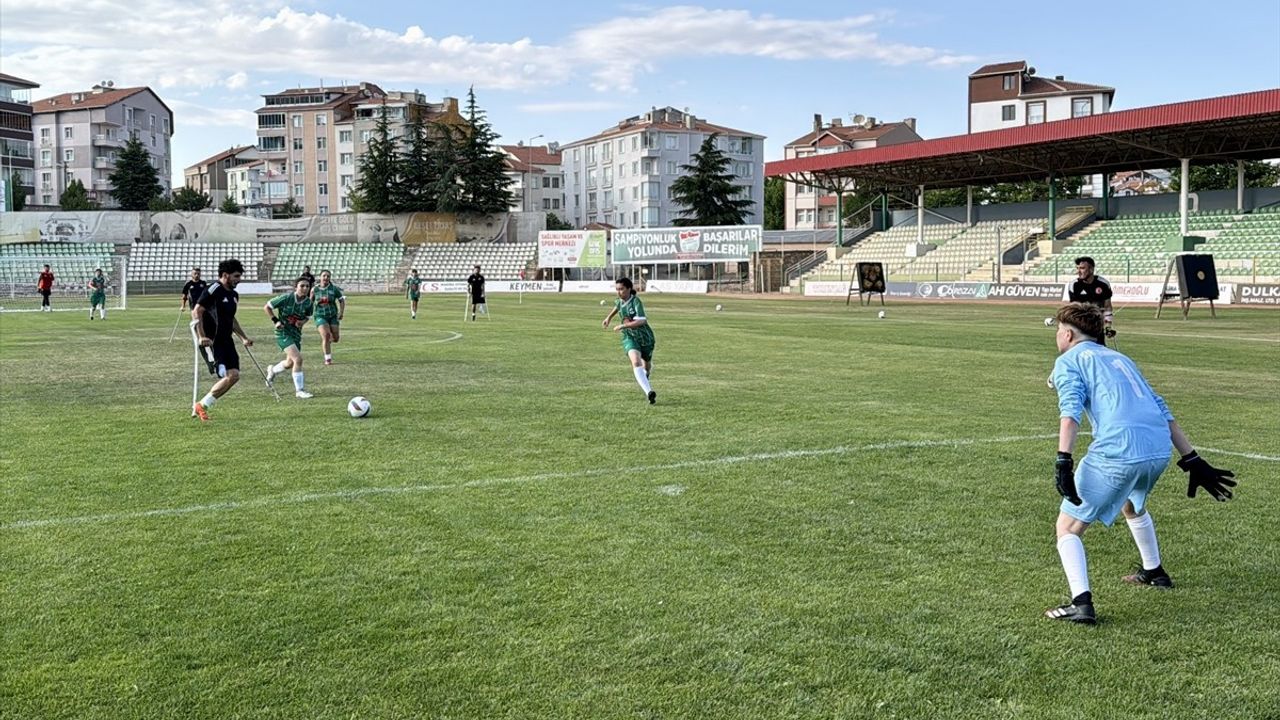 Ampute Futbol Milli Takımı Kırşehir'de Kadın Takımıyla Gösteri Maçı Yaptı
