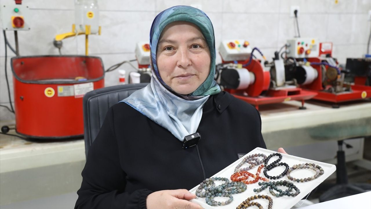 Ankara'da Kadınlar Agat Taşı ile Takı Tasarlıyor