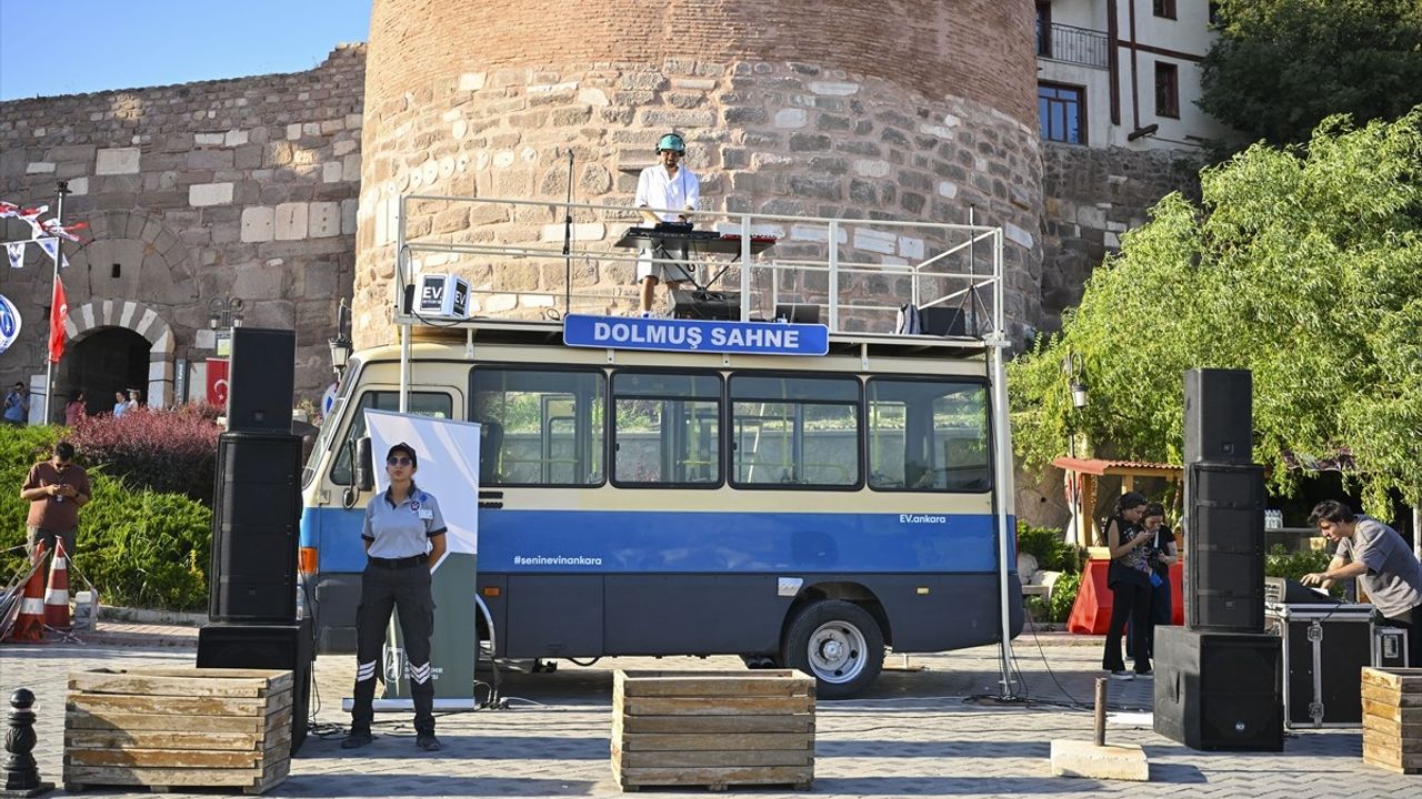 Ankara Kalesi'nde Dolmuş Sahne ile Müzik Ziyafeti