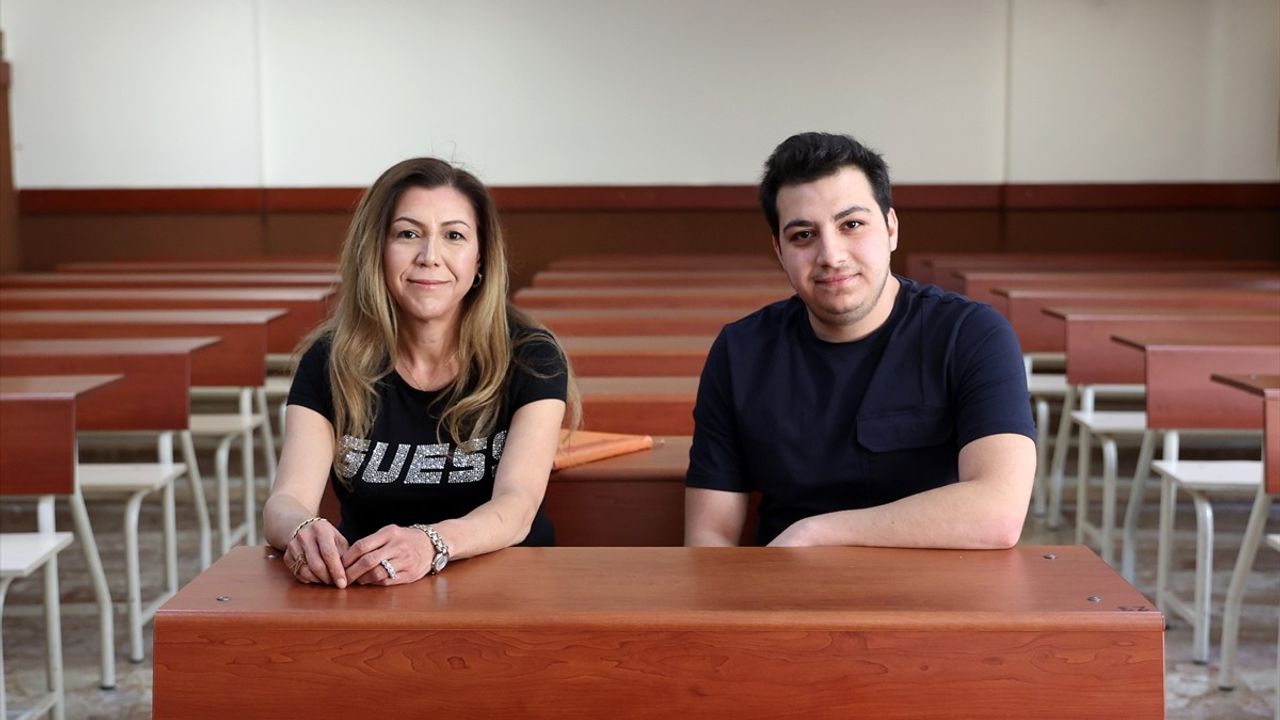 Anne-Oğul İkilisi Selçuk Üniversitesi'nde Eğitim Görüyor