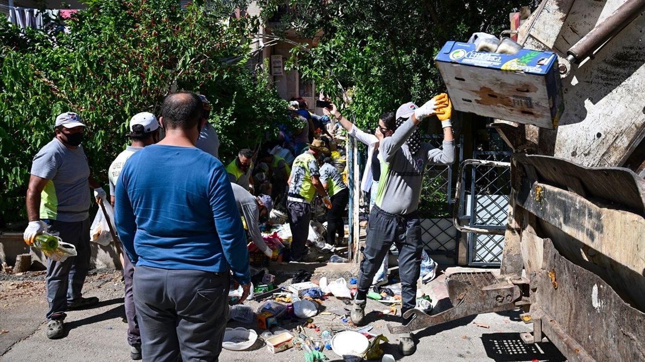 Antalya'da Bir Apartmandan Çıkan 20 Kamyon Çöp
