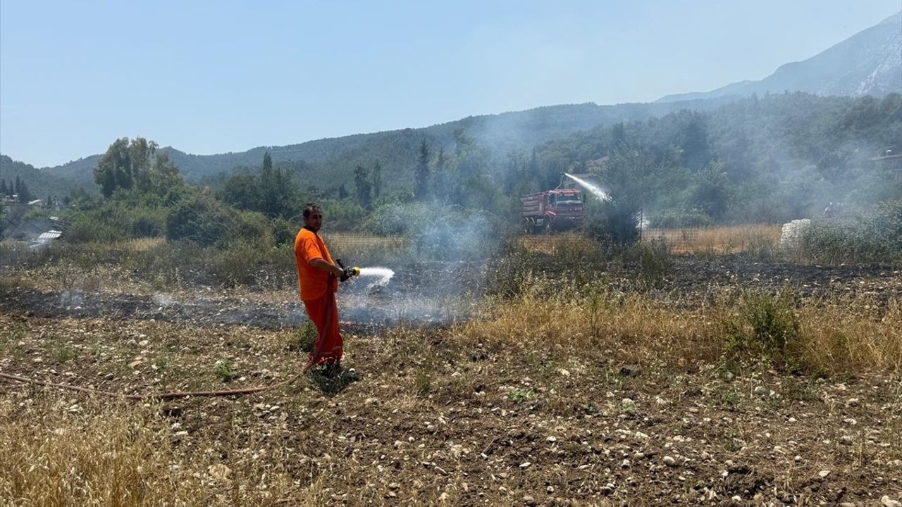 Antalya'da Çalılık Alandaki Yangın Kontrol Altına Alındı