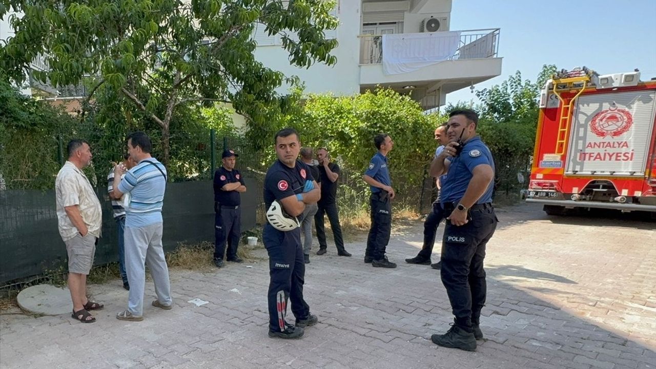 Antalya'da Çöken Balkon Altında Kalan İşçi Hayatını Kaybetti