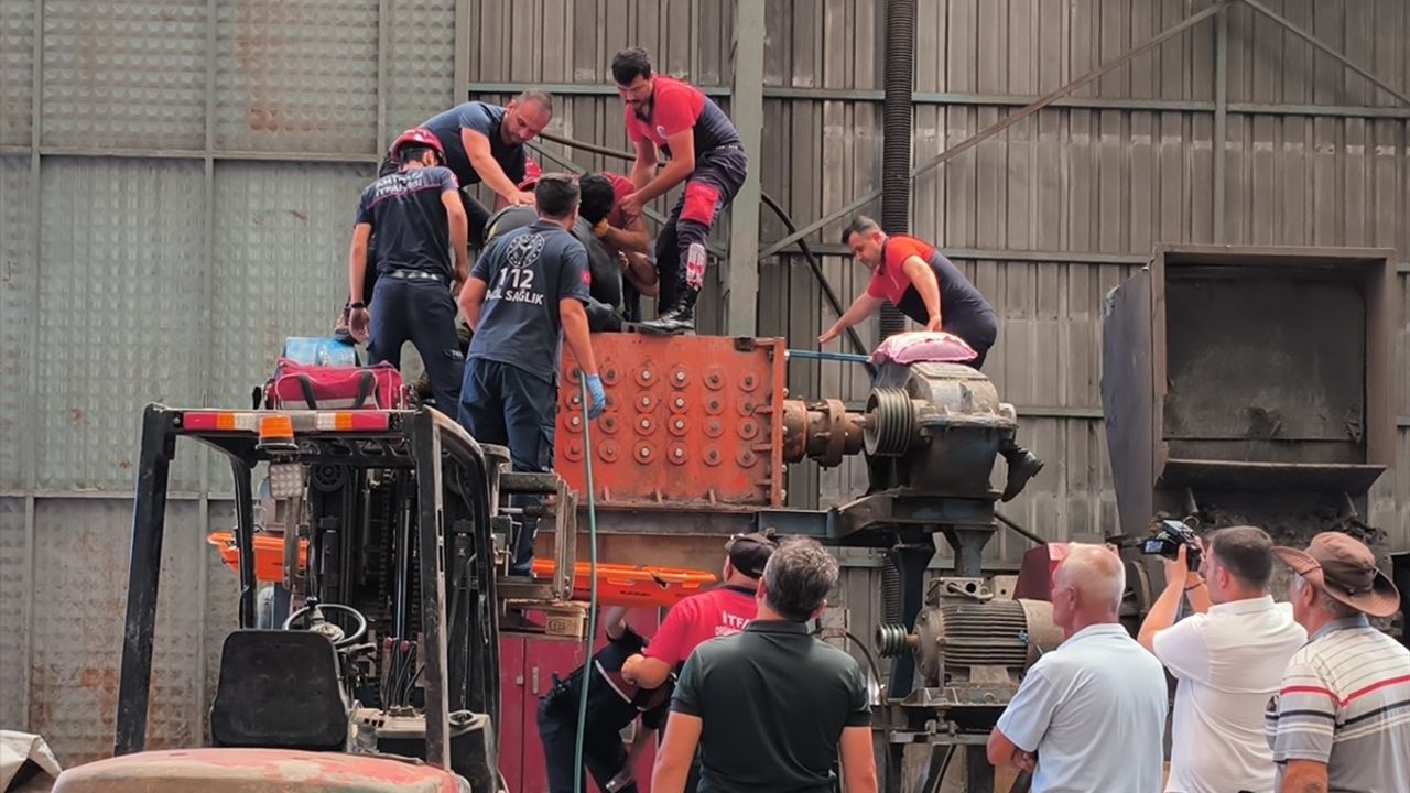 Antalya'da Geri Dönüşüm Tesisinde Kaza: Bir İşçi Yaralandı