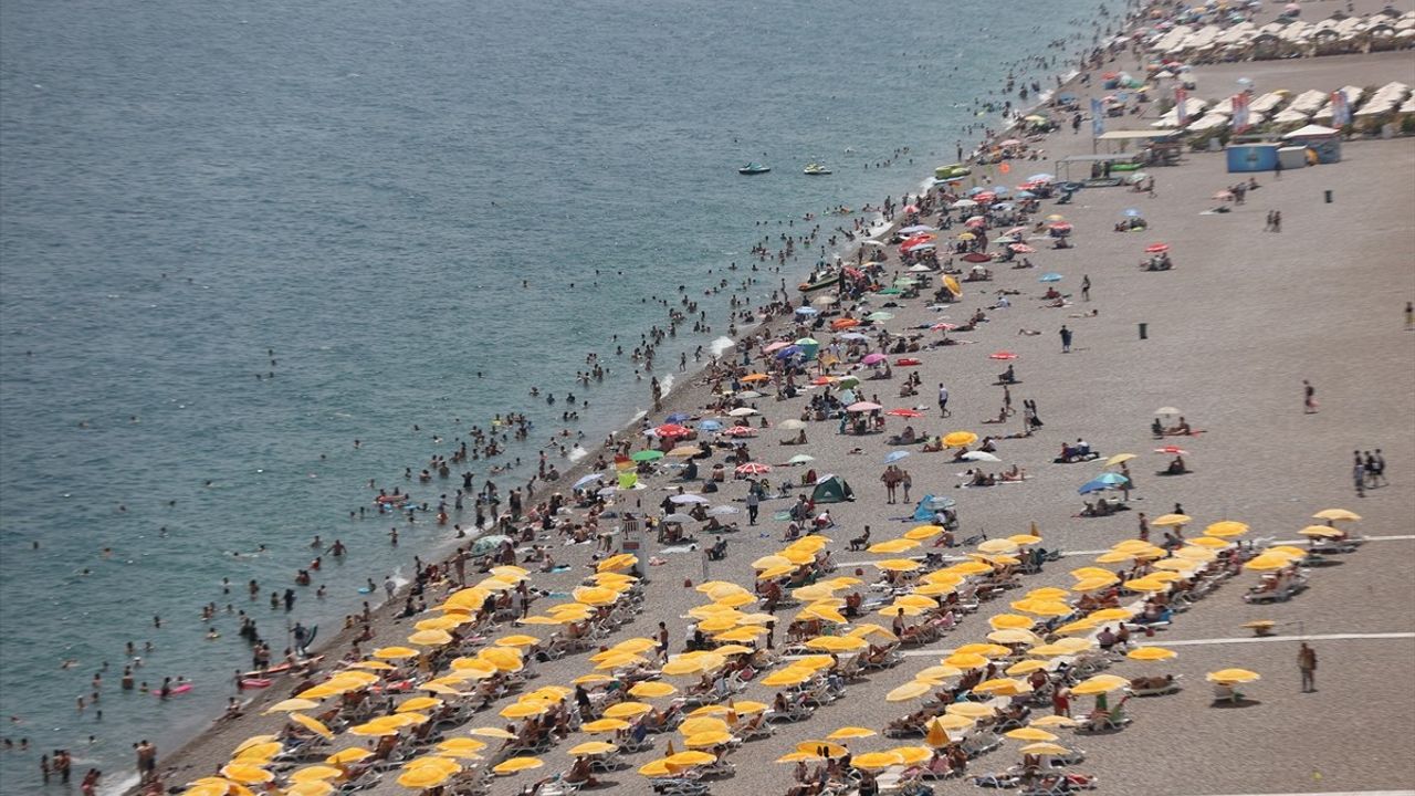 Antalya'da Kurban Bayramı'nda Sahil Yoğunluğu