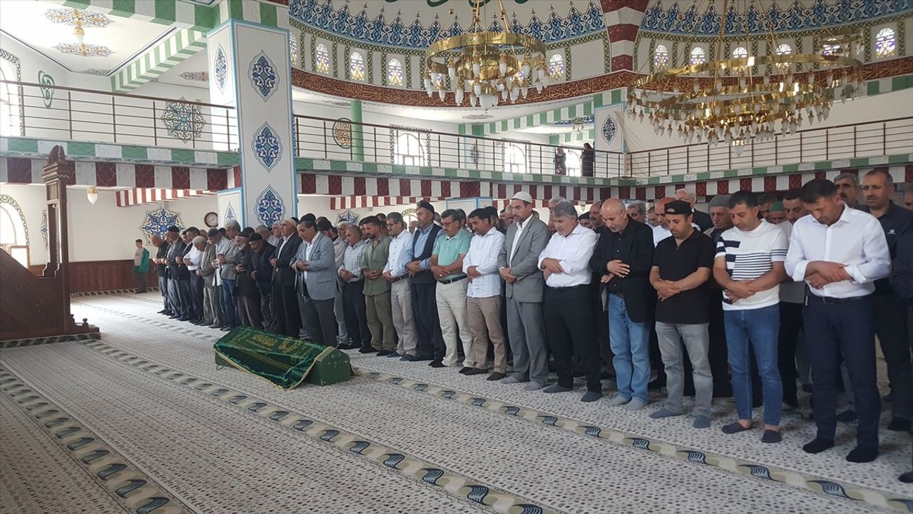 Antalya'da Motosiklet Kazasında Hayatını Kaybeden Öğrenci Bingöl'de Defnedildi