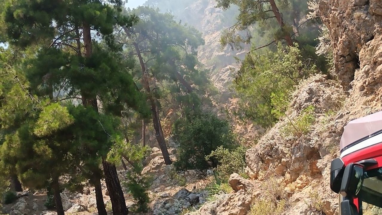 Antalya'da Otobüs Yangını Ormana Sıçradı