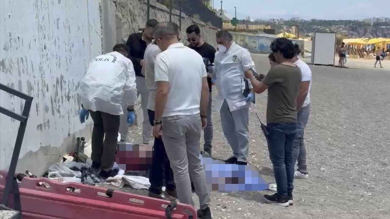 Antalya'da Sahilde Bulunan Erkek Cesedi Paniğe Neden Oldu