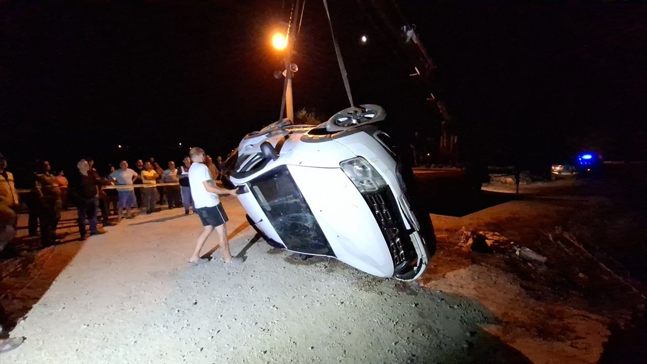 Antalya'da Sulama Kanalına Devrilen Araçta İki Can Kaybı