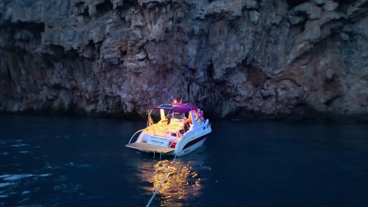 Antalya'da Teknede Sıkışan Üç Kişi Kurtarıldı
