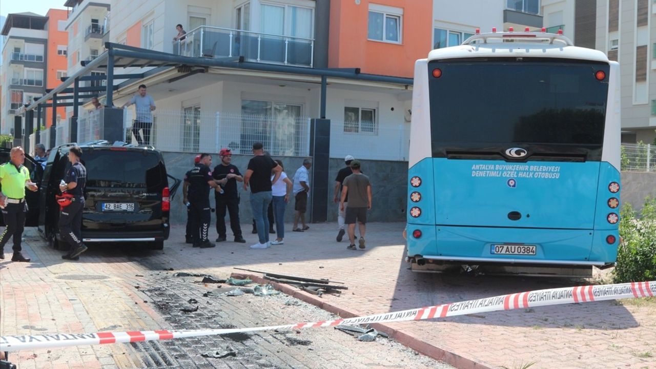 Antalya'da Trafik Kazası: 3 Yaralı