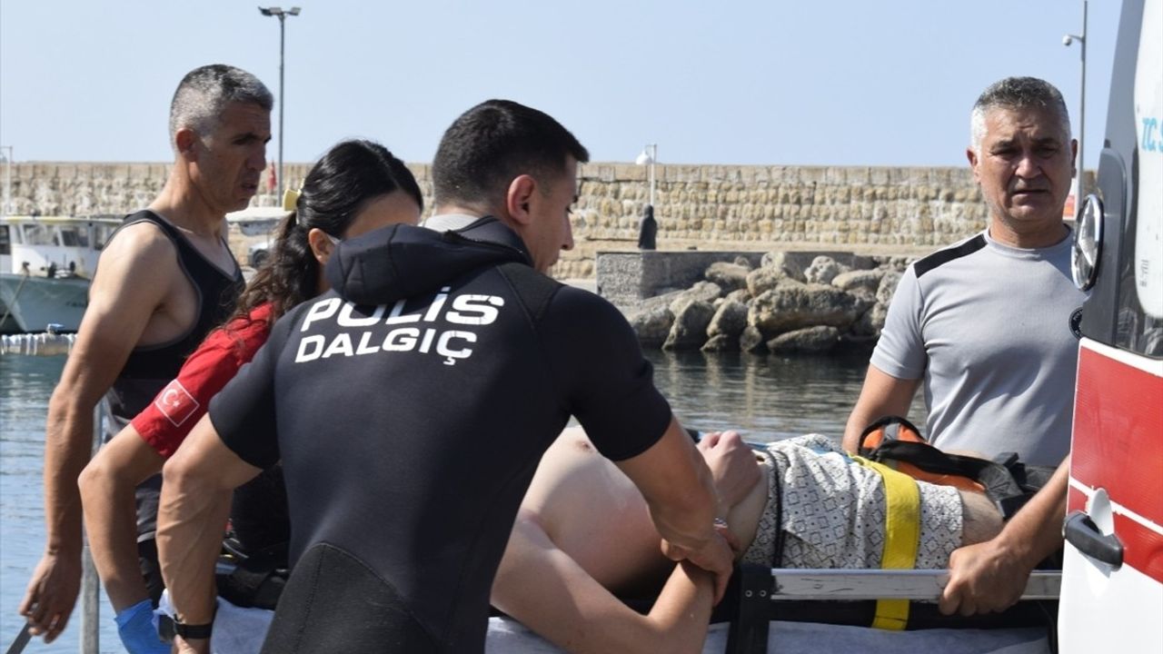 Antalya'da Yüzme Sırasında Fenalaşan Genç Kurtarıldı