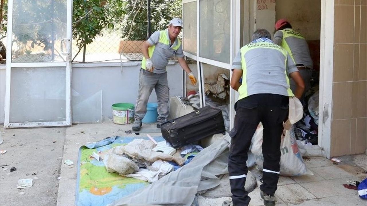 Antalya'daki İki Çöp Evden 8 Kamyon Atık Çıkarıldı