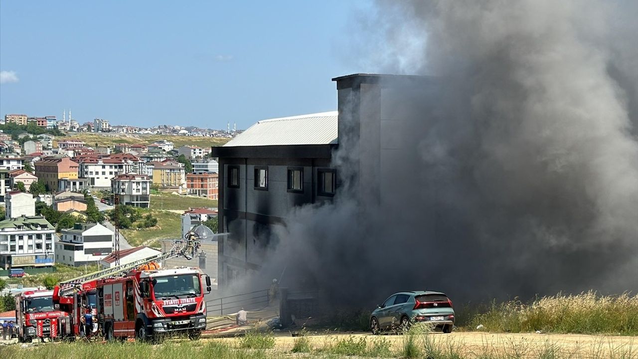 Arnavutköy'deki Fabrika Yangınına Hızla Müdahale