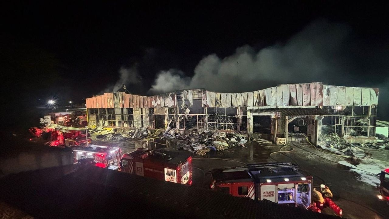 Arnavutköy'deki Lojistik Depo Yangını Kontrol Altına Alındı