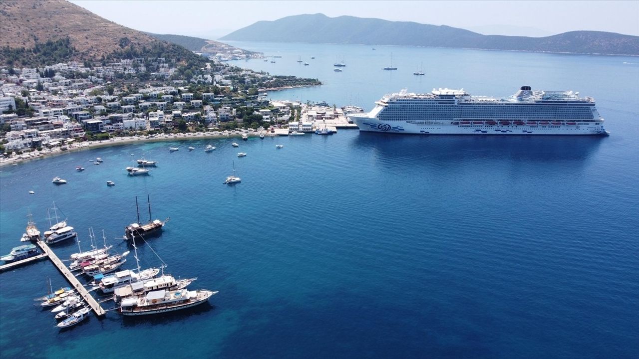 AROYA Cruises Bodrum'u Ziyaret Etti