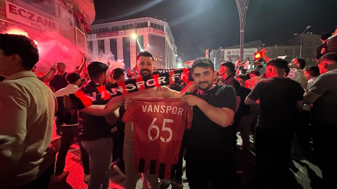 Artı Değer Vanspor'un Trendyol 1. Lig'e Yükselişi Coşkuyla Kutlanıyor