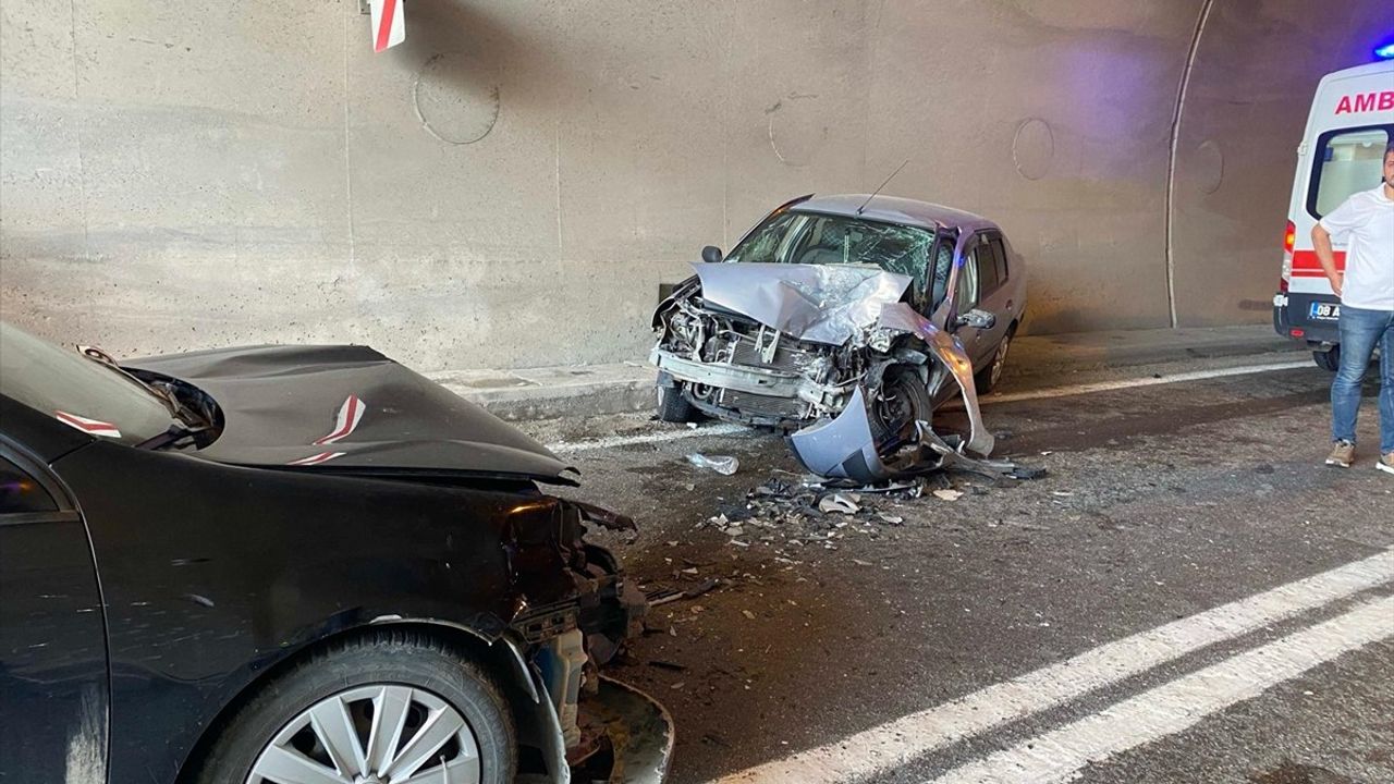 Artvin'de Tünel İçinde Otomobil Kazası: 5 Yaralı