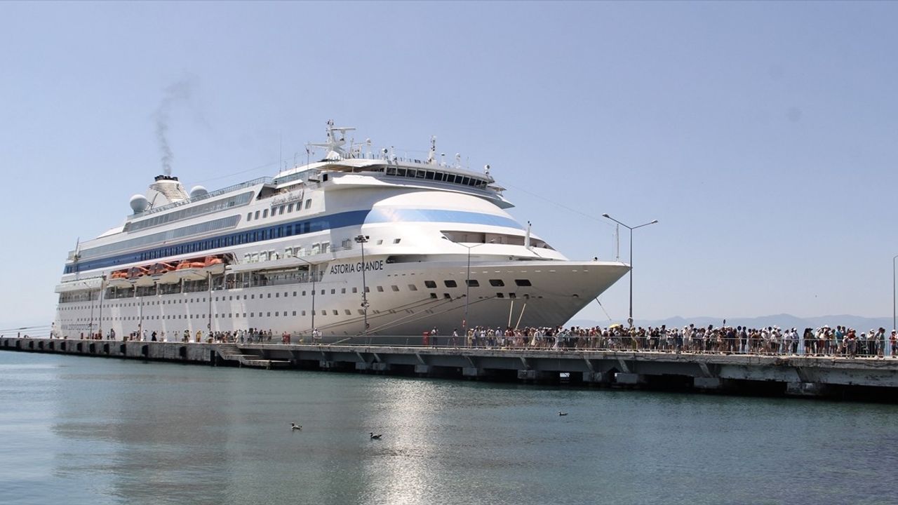 Astoria Grande Kruvaziyeri Sinop Limanı'na Ulaştı
