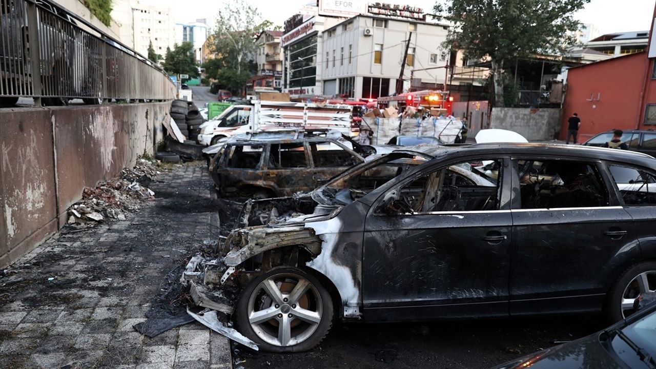 Ataşehir'de Sanayi Sitesinde Yangın: Çok Sayıda Araç Hasar Gördü