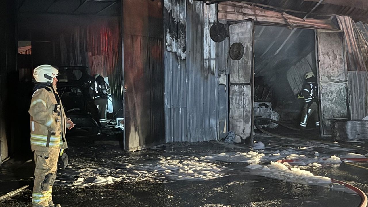 Bahçelievler'deki Oto Tamirhanesinde Büyük Yangın