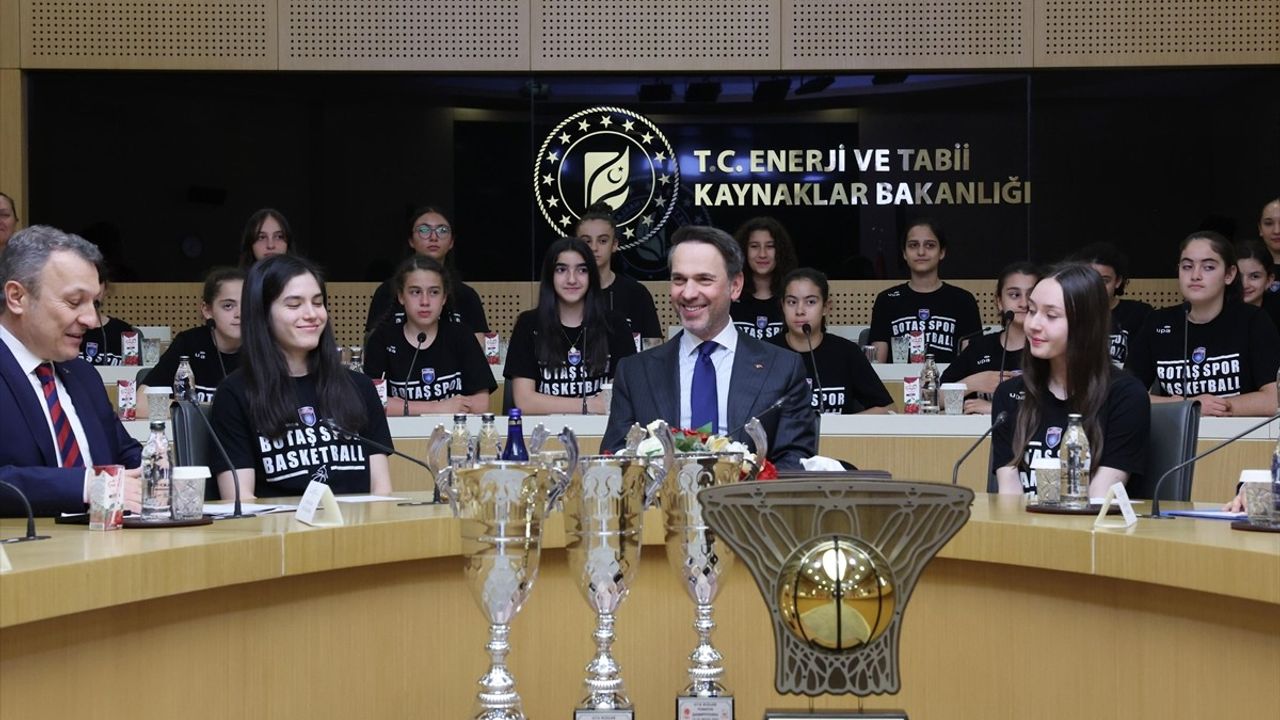 Bakan Bayraktar, BOTAŞ Spor'un Şampiyon Sporcularını Ağırladı
