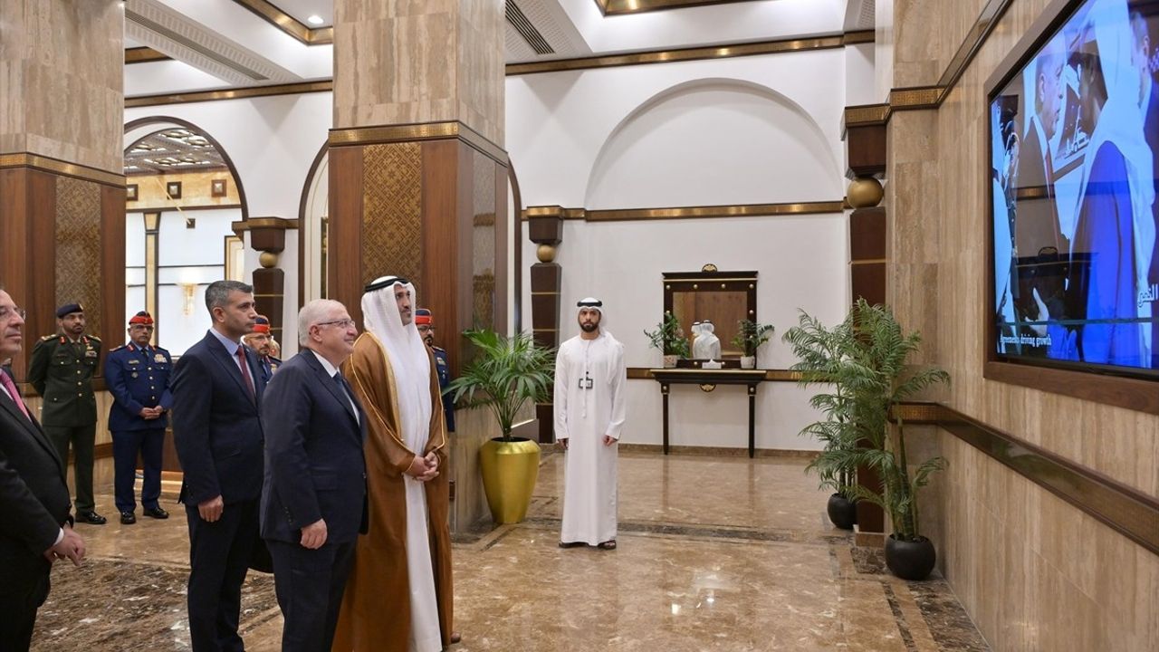 Bakan Güler Abu Dabi'de BAE'li Mevkidaşı ile Görüştü