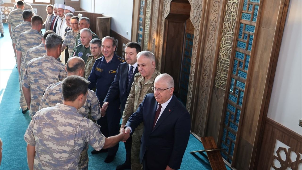 Bakan Güler, Kütahya'da Mehmetçikle Bayramlaştı