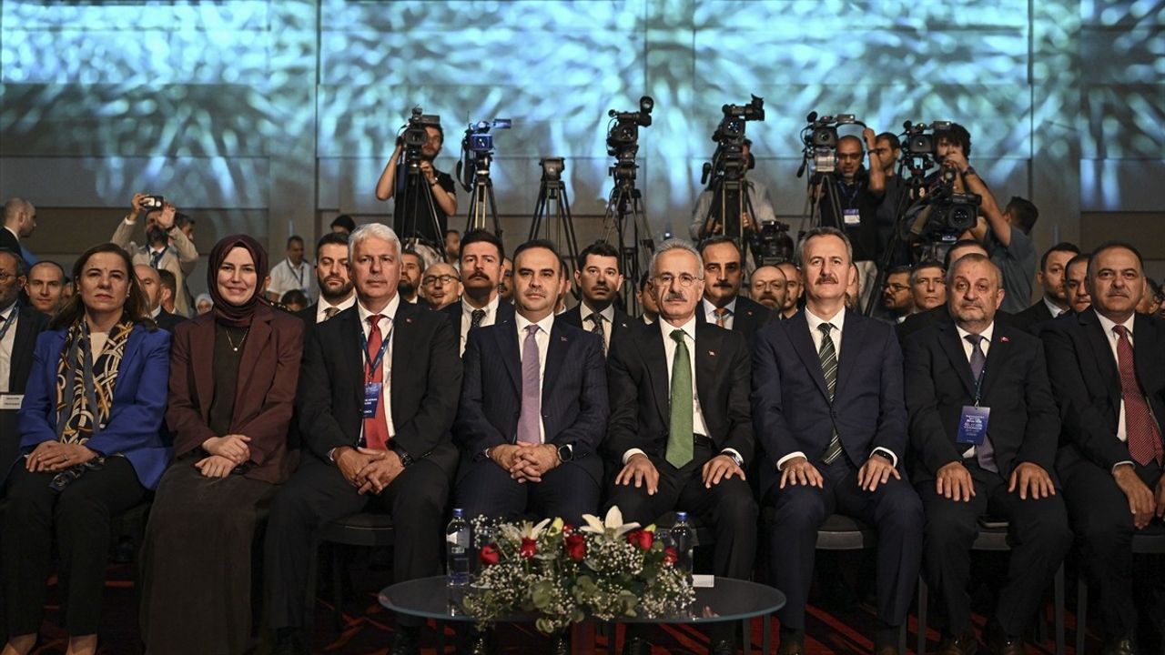 Bakan Kacır, Bağlantısallığın Yeni Çağı Forumu'nda Türkiye'nin Uzay Vizyonunu Açıkladı