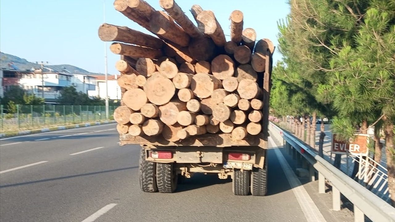 Balıkesir'de Kamyon ile Minibüs Çarpıştı: 6 Yaralı