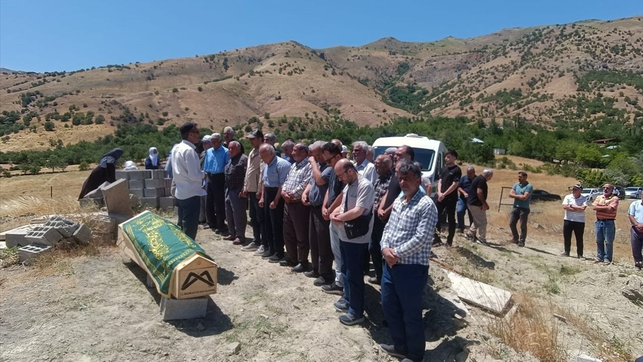 Batman'daki Trafik Kazasında Hayatını Kaybeden Akademisyenin Cenazesi Defnedildi