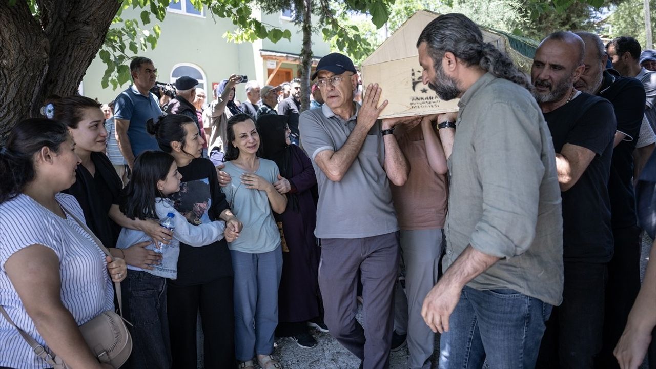 Batman'daki Trafik Kazasında Hayatını Kaybeden Öğretim Görevlisi Akgönül Defnedildi