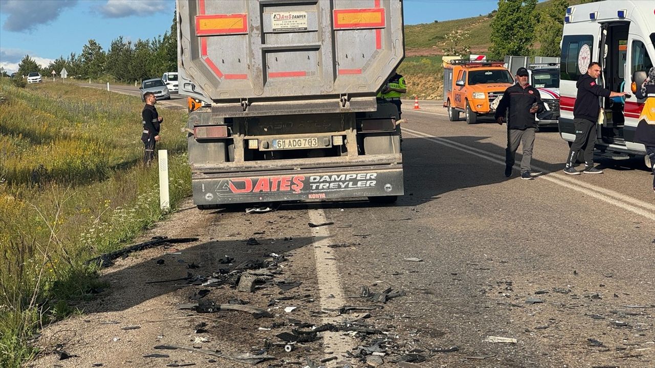 Bayburt'ta Tır ile Kamyonet Çarpıştı: 1 Ölü, 2 Yaralı