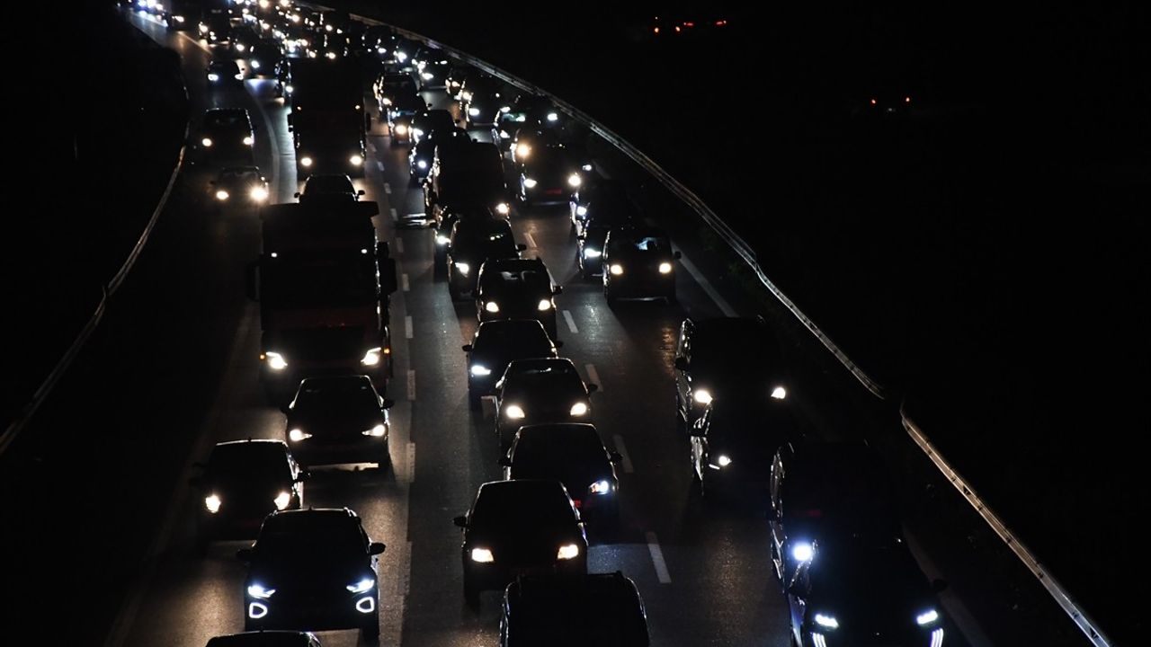 Bayram Dönüş Trafiği Yoğunluğu Sürüyor