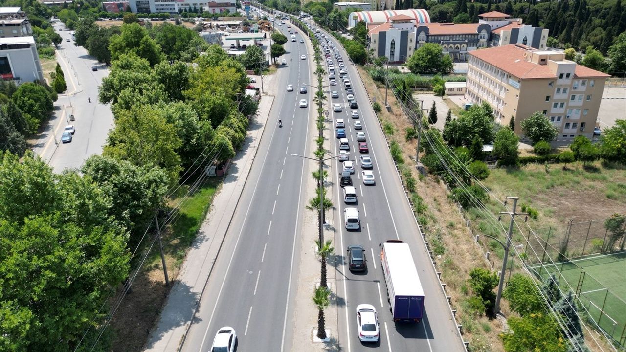 Bayram Tatilinde Dönüş Trafiği: İzmir, Manisa ve Aydın'da Yoğunluk