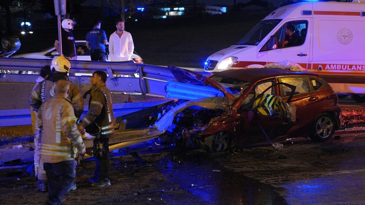 Bayrampaşa'da Kaza: Bariyerlere Saplanan Otomobilin Sürücüsü Yaralandı
