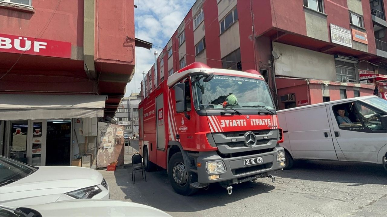Bayrampaşa'da Sanayi Sitesinde Yangın Kontrol Altına Alındı