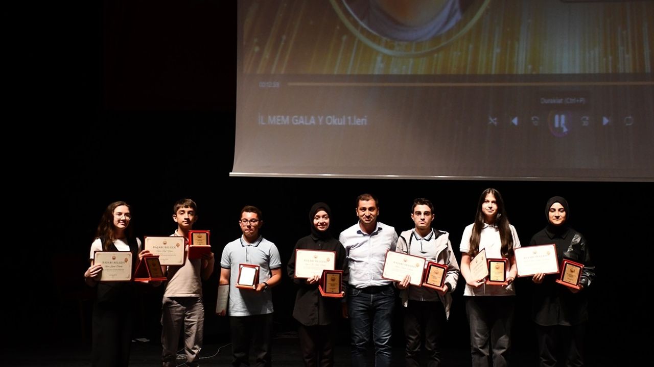 Bilecik'te Başarılı Öğrencilere Ödül Töreni