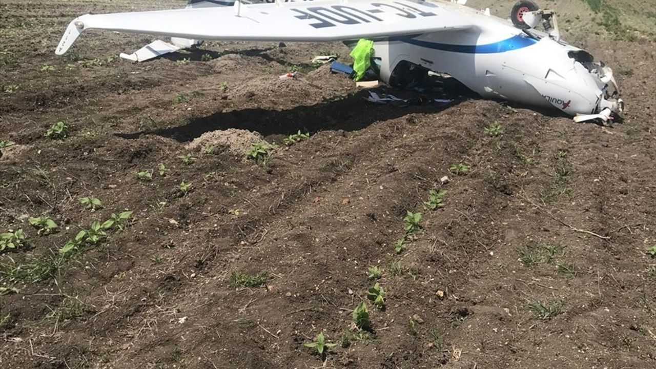 Bilecik'te Eğitim Uçağı Tarlaya Zorunlu İniş Yaptı