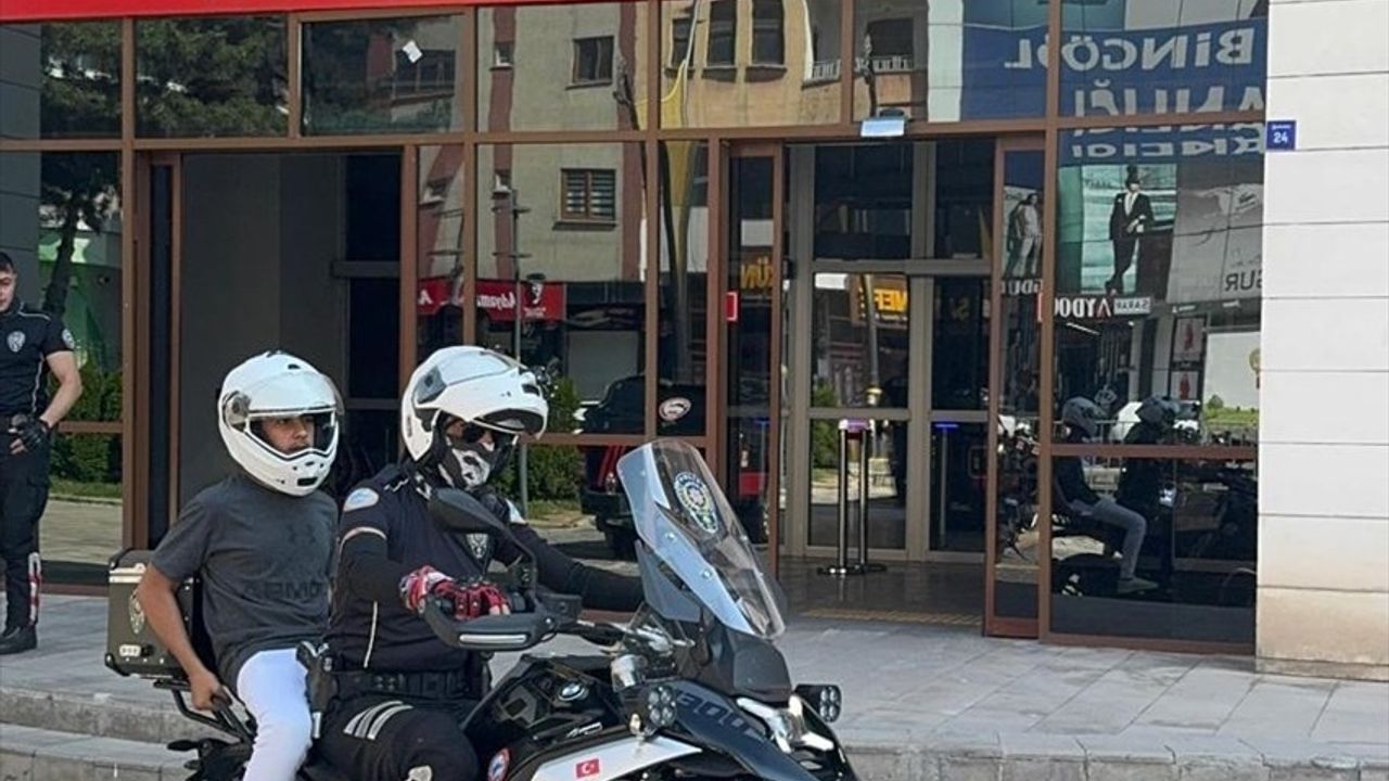 Bingöl'de Polis, Öğrencileri LGS Sınavına Zamanında Ulaştırdı