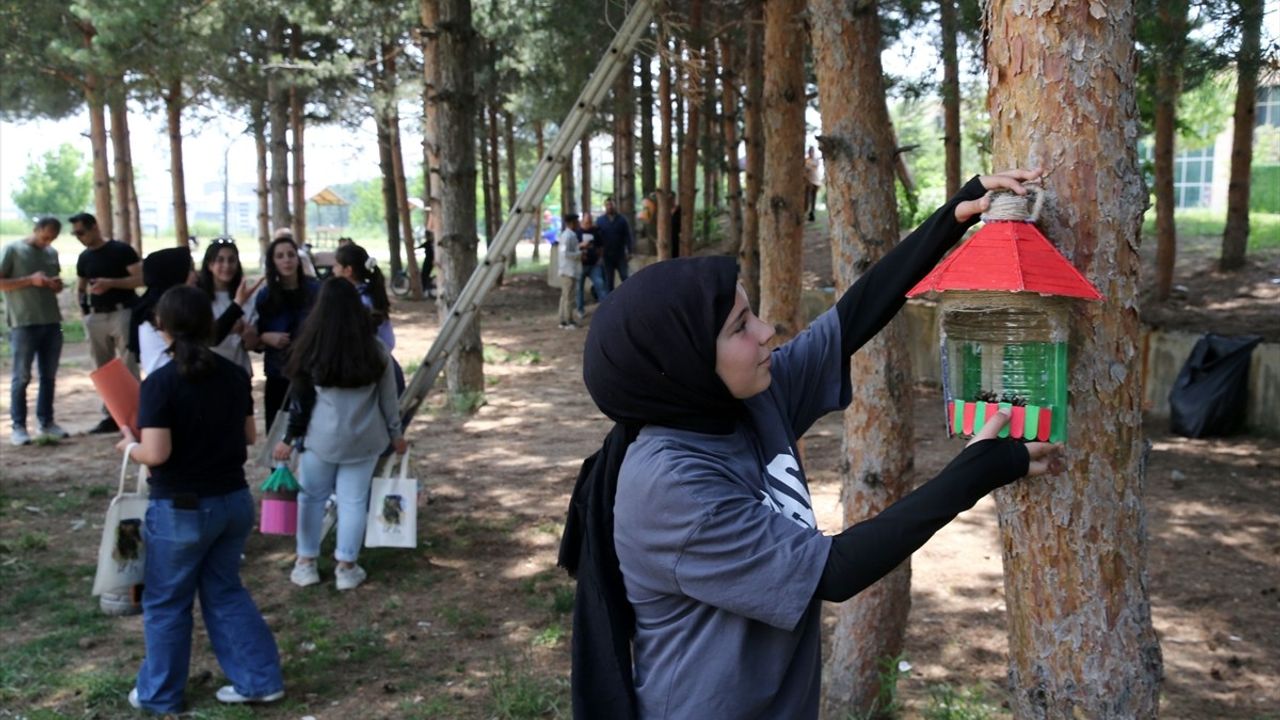 Bitlis'te Öğrencilerden Çevreci Kuş Yuvaları Projesi
