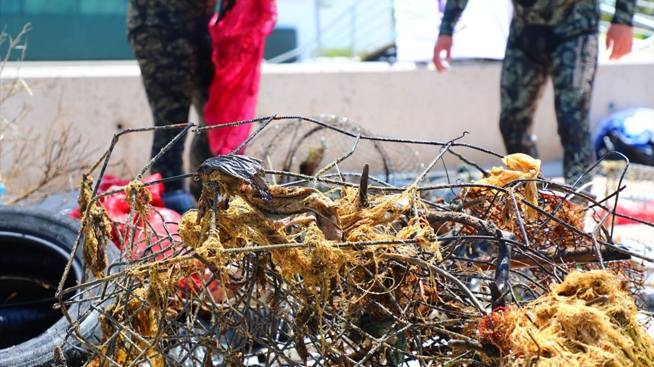 Bodrum’da Dalgıçlar Denizden 241 Kilogram Atık Temizledi