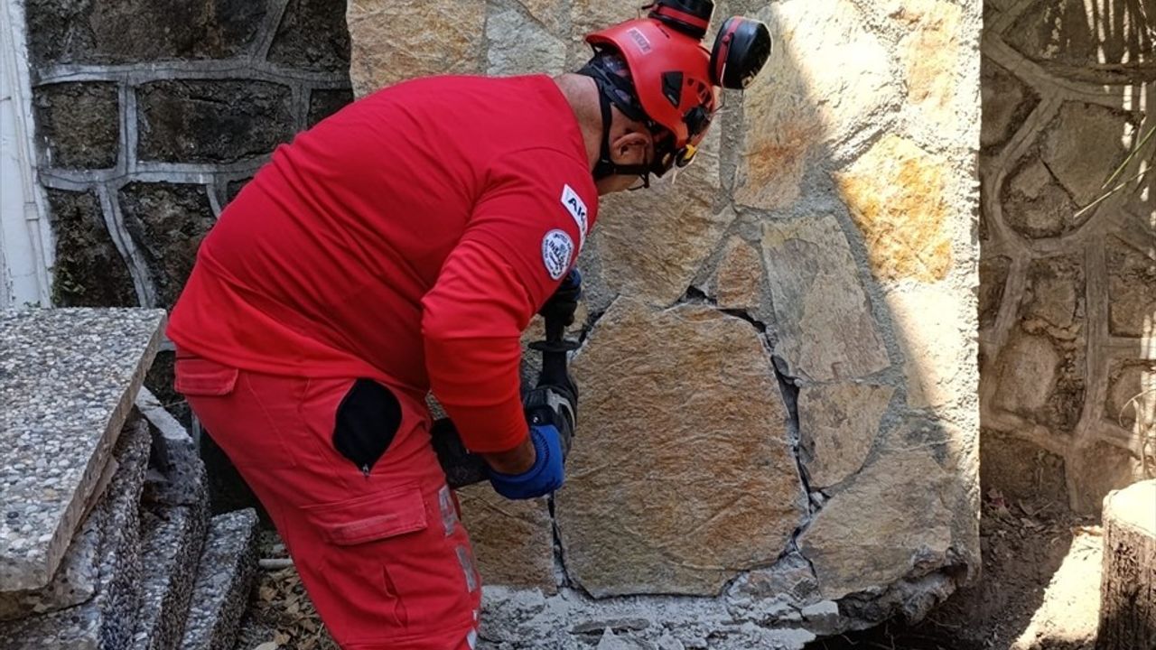 Bodrum'da Duvar Boşluğuna Mahsur Kalan Kedi Kurtarıldı