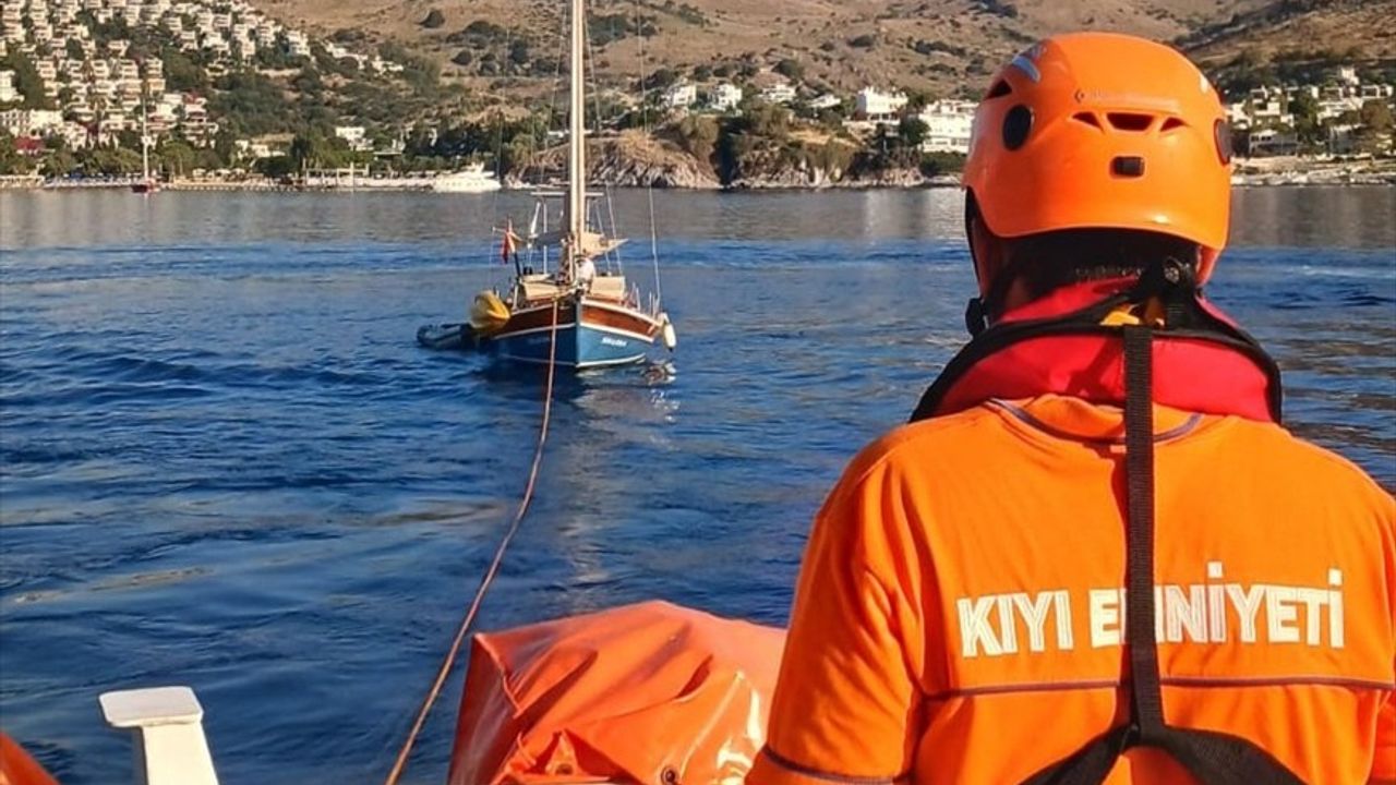 Bodrum'da Sürüklenen Teknedeki İki Kişi Kurtarıldı