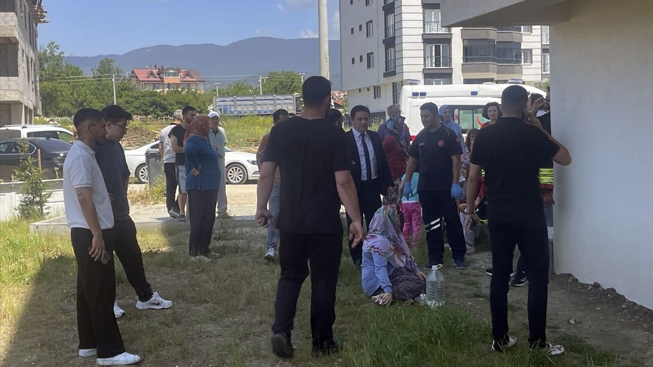 Bolu'da Cesur Kadın Komşusunun Yangınını Söndürdü